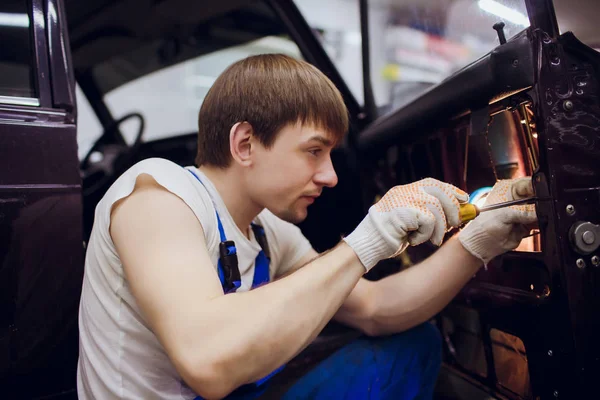 Man handen reparatie linkerklep auto sloten monteur — Stockfoto