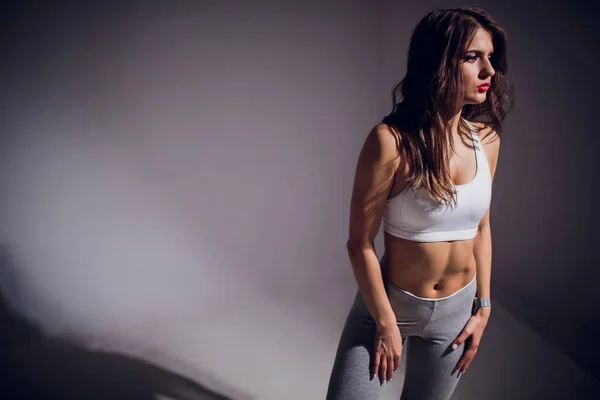 Figura chica deportiva sobre fondo negro — Foto de Stock