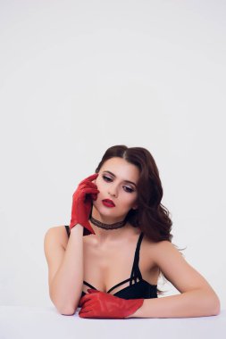 Retro kırmızı ipek eldiven, karanlık, kadın kıvırcık saçlı, esmer kız beyaz arka plan üzerinde elbise