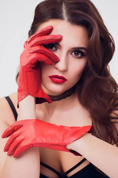 Ρετρό κόκκινο μετάξι γάντια, σκούρο φόρεμα, γυναίκα με σγουρά μαλλιά, μελαχρινή κοπέλα σε λευκό φόντο — Φωτογραφία Αρχείου