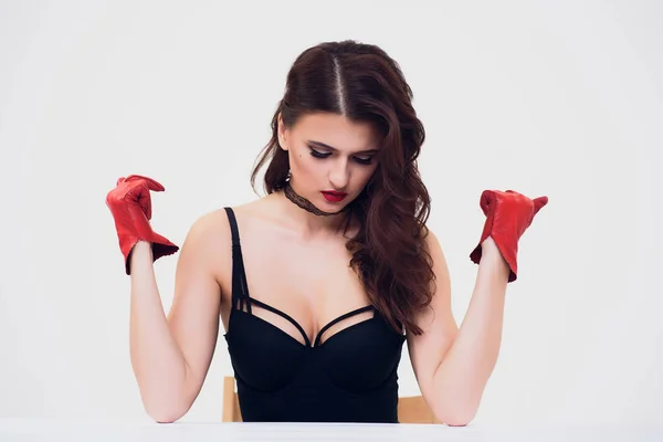 Ρετρό κόκκινο μετάξι γάντια, σκούρο φόρεμα, γυναίκα με σγουρά μαλλιά, μελαχρινή κοπέλα σε λευκό φόντο — Φωτογραφία Αρχείου