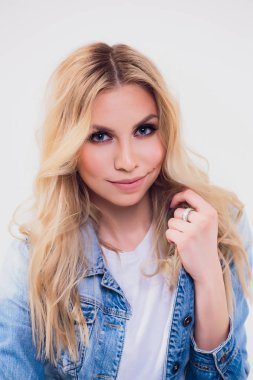 Güzellik kadını makyaj fırçaları ile. Doğal makyaj mavi gözlü sarışın Model kız için. Güzel yüzüm. Makyaj. Mükemmel cilt. Turuncu renk ruj ve manikür ile tatil makyaj uygulamak.