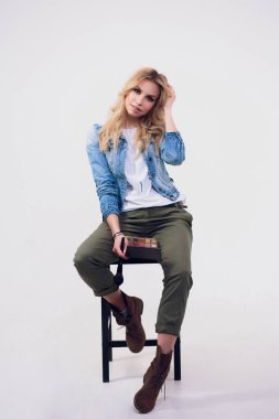 Güzellik kadını makyaj fırçaları ile. Doğal makyaj mavi gözlü sarışın Model kız için. Güzel yüzüm. Makyaj. Mükemmel cilt. Turuncu renk ruj ve manikür ile tatil makyaj uygulamak.