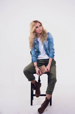 Güzellik kadını makyaj fırçaları ile. Doğal makyaj mavi gözlü sarışın Model kız için. Güzel yüzüm. Makyaj. Mükemmel cilt. Turuncu renk ruj ve manikür ile tatil makyaj uygulamak.