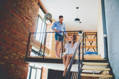 İkinci katta çift evde oturan