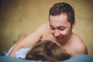 Mutlu çift yatak kanepe oturma odasında