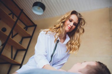 Mutlu çift yatak kanepe oturma odasında