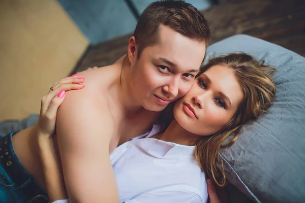 Casal feliz no sofá cama na sala de estar — Fotografia de Stock