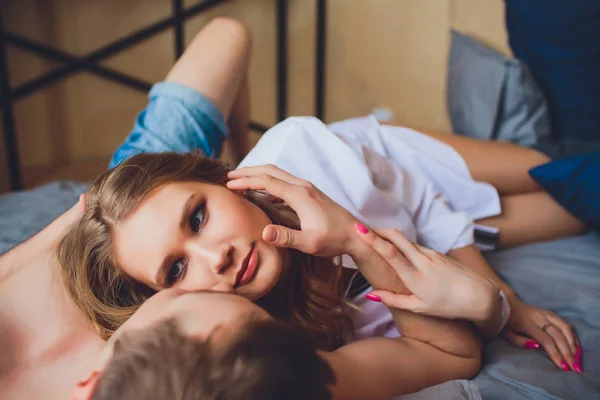 Casal feliz no sofá cama na sala de estar — Fotografia de Stock