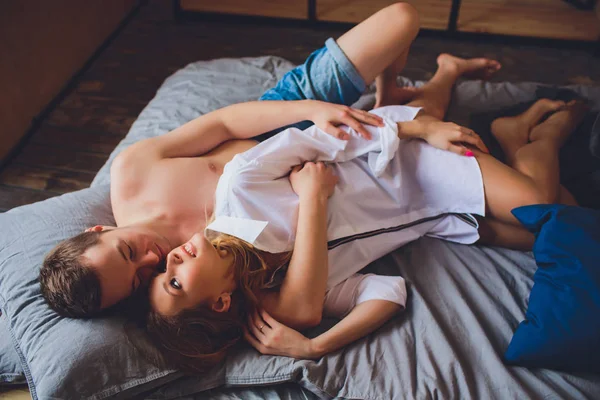 Glückliches Paar auf dem Schlafsofa im Wohnzimmer — Stockfoto