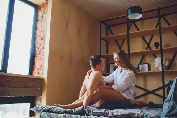 Ágyazható kanapé a nappaliban a boldog pár — Stock Fotó