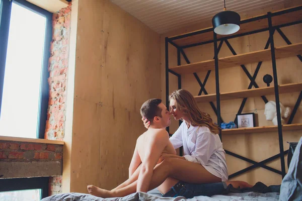 Lyckliga paret på bäddsoffa i vardagsrum — Stockfoto