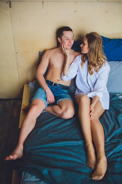 Casal feliz no sofá cama na sala de estar — Fotografia de Stock