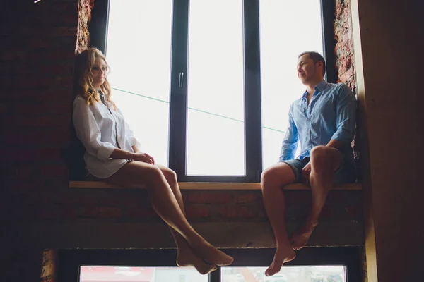 Romantique heureux jeune couple se détendre à la maison moderne à l'intérieur — Photo