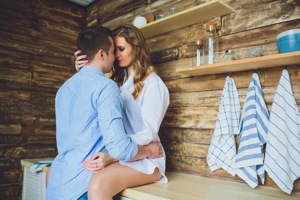 Casal desfrutando de sua refeição do café da manhã juntos — Fotografia de Stock