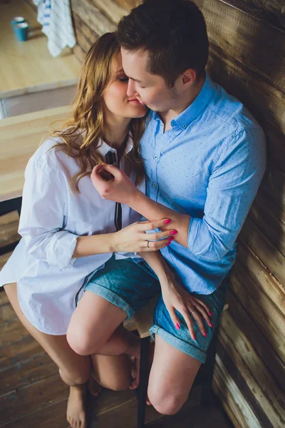 Casal desfrutando de sua refeição do café da manhã juntos — Fotografia de Stock