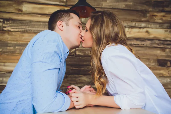 Casal desfrutando de sua refeição do café da manhã juntos — Fotografia de Stock