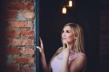 Raslantı giyimli çekici hamile kadın ayakta ev, kamera seyir ve iken gülümseyen