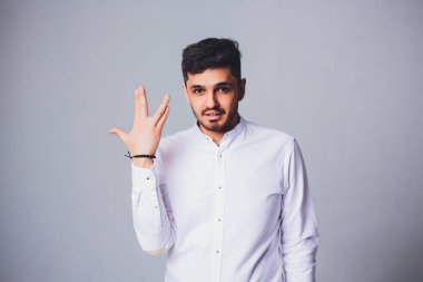 Beyaz dişli gri arka plan üzerinde izole gülümseyen portre yakışıklı mutlu genç iş adamı yukarı kapatın.