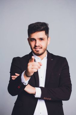 Şovmen görüşmeci duygularla. Beyaz arka plan üzerinde mikrofon tutan zarif delikanlı. Şovmen kavramı.