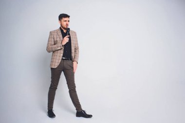 Şovmen görüşmeci duygularla. Beyaz arka plan üzerinde mikrofon tutan zarif delikanlı. Şovmen kavramı.