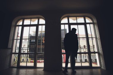 Güney gökyüzü karşı balkonda genç adam