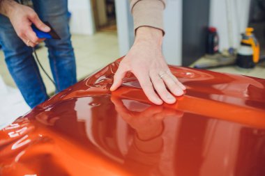 Araba kaydırma uzman vinil folyo ya da film sarma koruyucu film yat, tekne, gemi, Araba, mobil ev Araba koyarak. portakal film el çeker