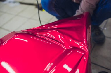 Araba kaydırma uzman vinil folyo ya da film sarma koruyucu film yat, tekne, gemi, Araba, mobil ev araba koyarak. pembe kırmızı film el çeker