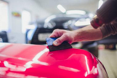 Araba kaydırma uzman vinil folyo ya da film sarma koruyucu film yat, tekne, gemi, Araba, mobil ev araba koyarak. pembe kırmızı film el çeker