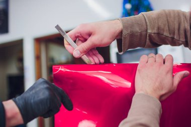 Araba kaydırma uzman vinil folyo ya da film sarma koruyucu film yat, tekne, gemi, Araba, mobil ev araba koyarak. pembe kırmızı film el çeker