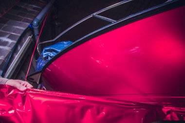 Araba kaydırma uzman vinil folyo ya da film sarma koruyucu film yat, tekne, gemi, Araba, mobil ev araba koyarak. pembe kırmızı film el çeker