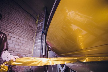 Araba kaydırma uzman vinil folyo ya da film sarma koruyucu film yat, tekne, gemi, Araba, mobil ev araba koyarak. sarı altın film el çeker