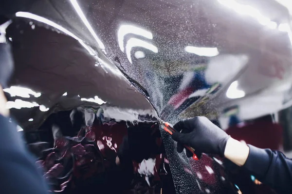 Εφαρμογή χρωματισμού αλουμινόχαρτο στο παράθυρο του αυτοκινήτου στο γκαράζ — Φωτογραφία Αρχείου
