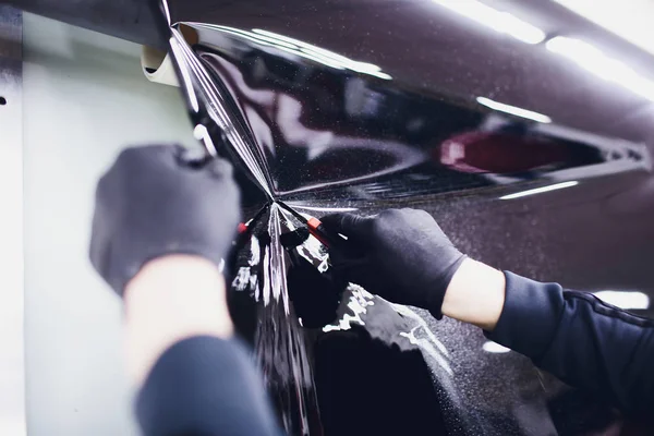 Stosowanie barwienia folia na okno samochodu w garażu — Zdjęcie stockowe