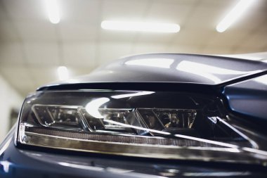 parlak yansımalar otomatik siyah gövdeli ön far