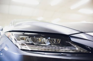 parlak yansımalar otomatik siyah gövdeli ön far