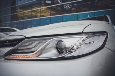 parlak yansımalar otomatik beyaz vücut araba detay ile ön far