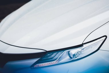 parlak yansımalar otomatik beyaz vücut araba detay ile ön far