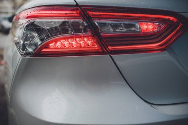 Stop lambasını parlak yansımalar otomatik beyaz gövdeli arka aydınlatma