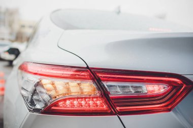 Stop lambasını parlak yansımalar otomatik beyaz gövdeli arka aydınlatma