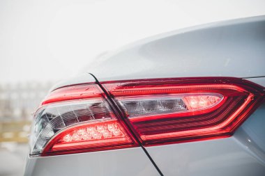 Stop lambasını parlak yansımalar otomatik beyaz gövdeli arka aydınlatma