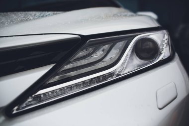 parlak yansımalar otomatik beyaz vücut araba detay ile ön far