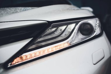 parlak yansımalar otomatik beyaz vücut araba detay ile ön far