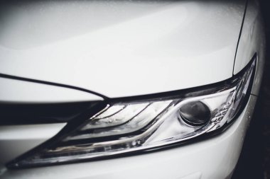 parlak yansımalar otomatik beyaz vücut araba detay ile ön far