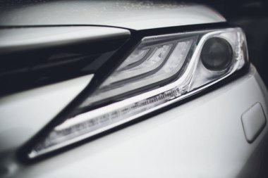 parlak yansımalar otomatik beyaz vücut araba detay ile ön far