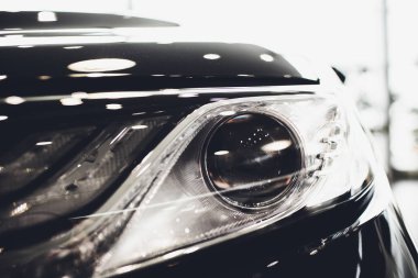 parlak yansımalar otomatik siyah gövdeli ön far