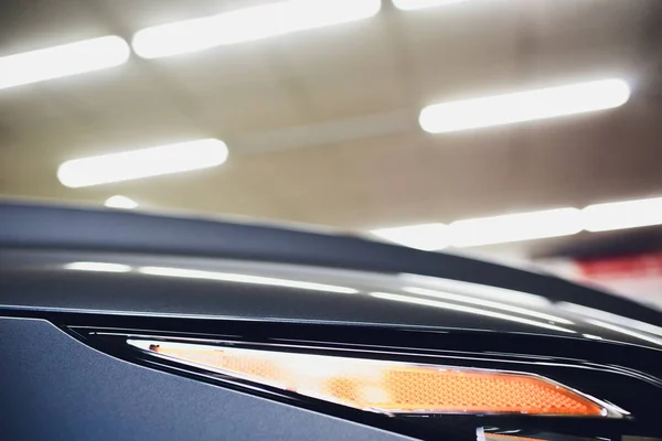 Frontscheinwerfer, mit glänzenden Reflexen Auto schwarze Karosserie — Stockfoto