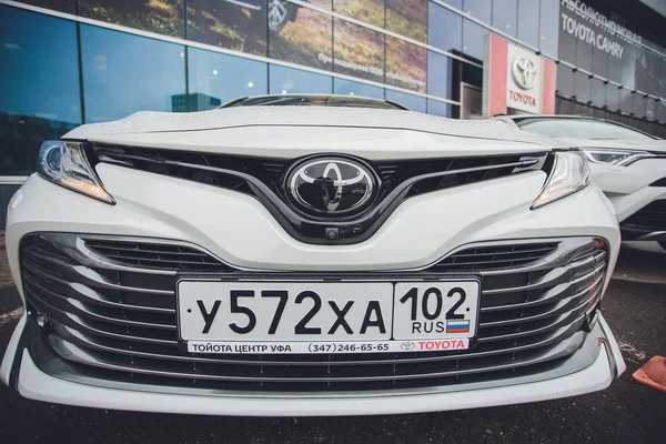 Ufa, Oroszország - 2018. március 1.: új Toyota Camry — Stock Fotó