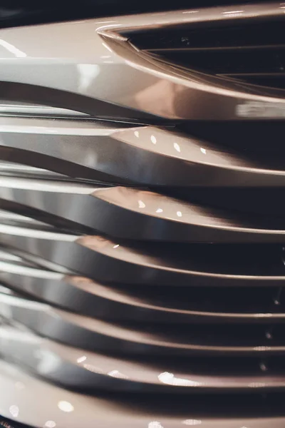Voiture de luxe moderne grille close-up. Contexte, concept cher, sports auto détaillant — Photo