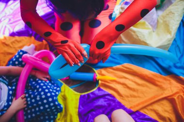 çocuklar için animatör uzun topları açılırsa